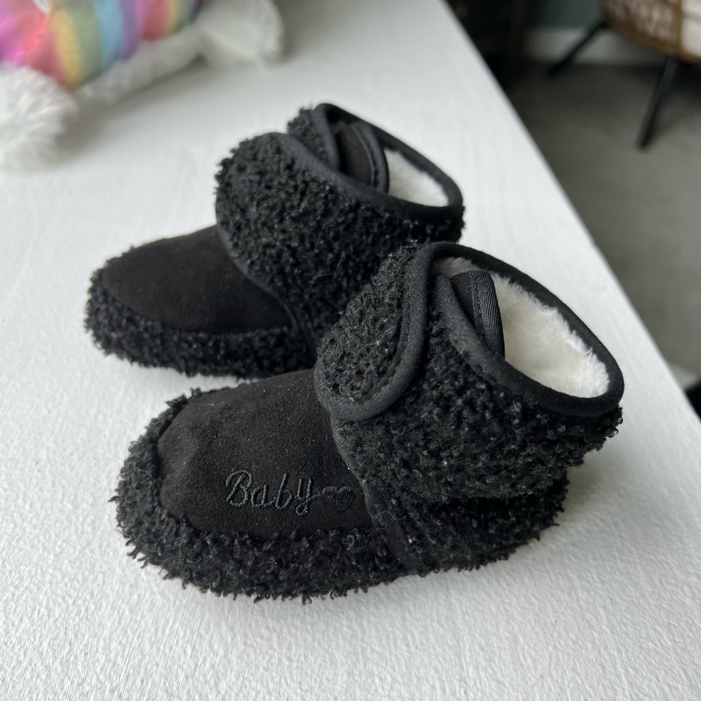 Baby slippers, size 6-12 months